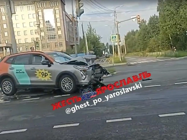 Автомобиль каршеринга получил серьезные повреждения | Источник: Жесть Ярославля / MAX