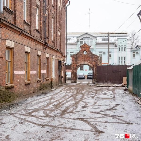 Двор у дома с годами стал узким  | Источник: Кирилл Поверинов \ 76.RU