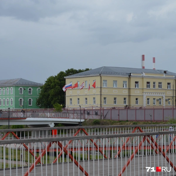 Флаги России на набережной можно было увидеть только у оружейного завода | Источник: Максим Улитов / 71.RU