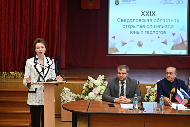 На торжественном открытии юных геологов приветствовала Наталия Гончар, выпускница УГГУ, вице-президент по экологической и промышленной безопасности РМК | Источник: Максим Воробьев