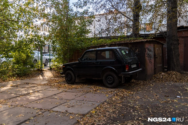 В некоторых дворах уже осень во всей красе | Источник: Мария Ленц / NGS24.RU