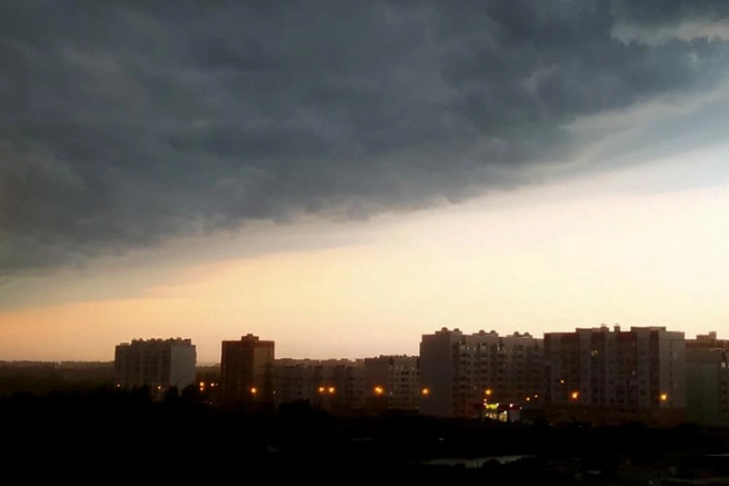 Чёрные тучи над городом | Источник: Лена Сафиулова