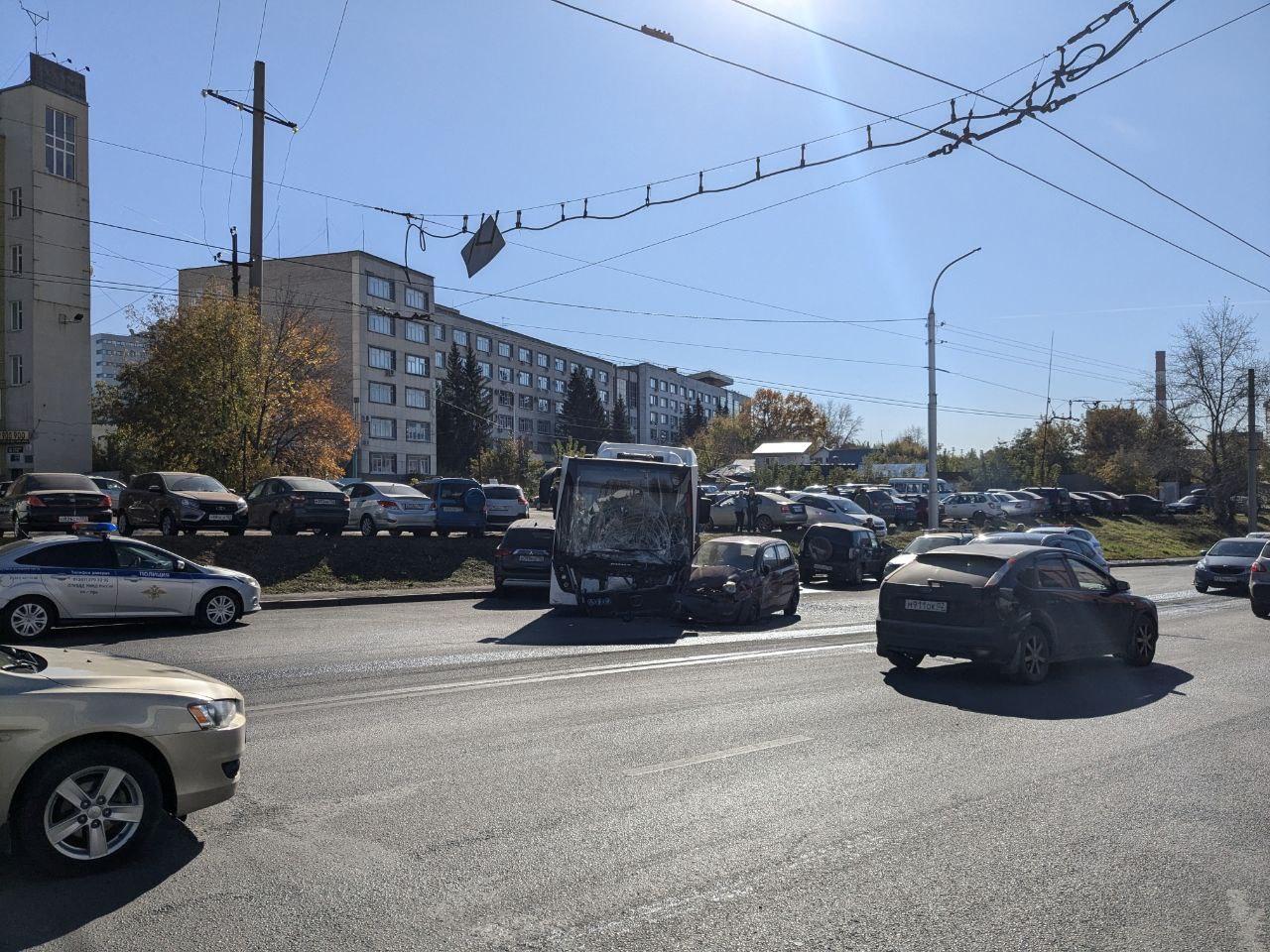 Автобус протаранил 13 авто возле вокзала в Уфе: как случилась авария и кто пострадал