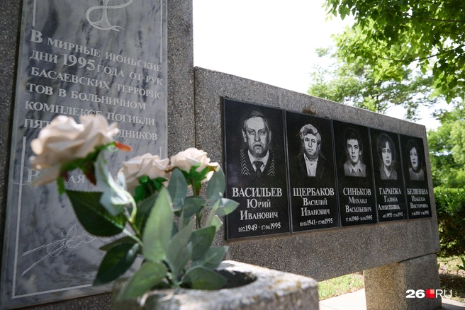 Мемориал погибшим врачам | Источник: Рустам Есенакаев