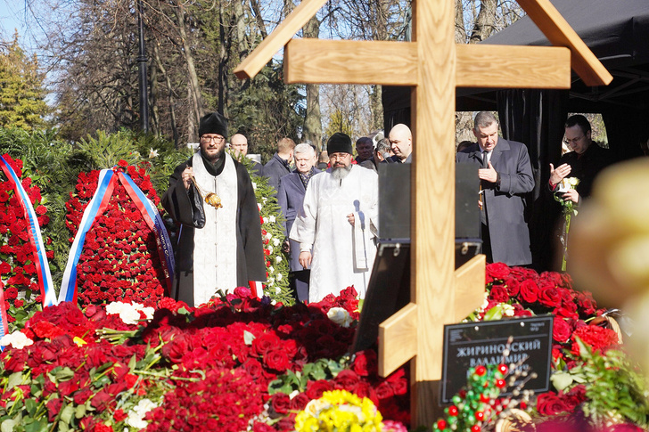 На Новодевичьем кладбище проходят поминки по Владимиру Жириновскому – видео