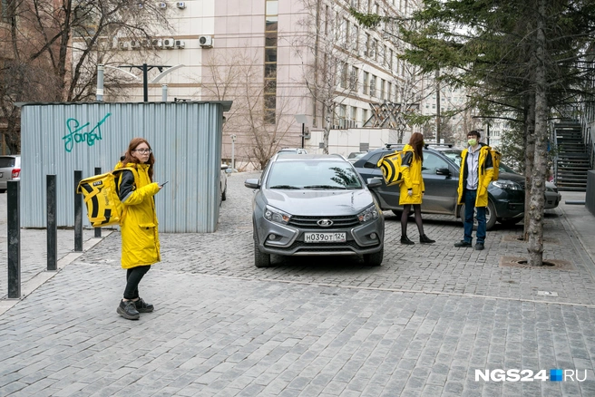 Большая часть курьеров — молодежь, но в профессии достаточно и людей старшего возраста | Источник: Артём Ленц