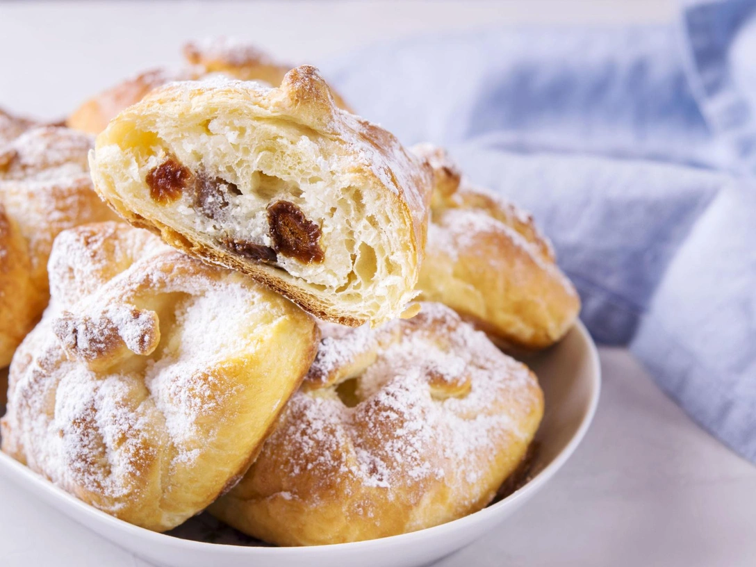 Воздушные булочки с творогом от Юлии Высоцкой: домашняя выпечка для всей семьи | marieclaire.ru