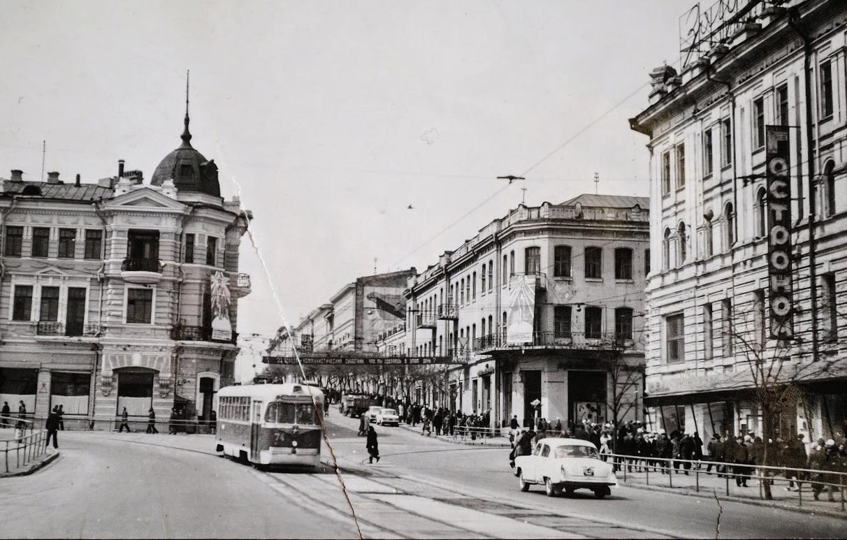 Дорога между улицами Светланской и Алеутской. Можно оценить, какими узкими были дороги в 1971 году | Источник: Открытка из коллекции М. В. Нарциссова