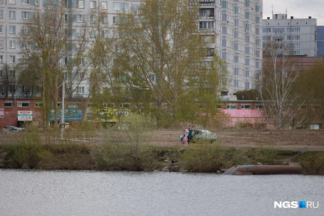 К озеру приезжают просто провести время с семьей | Источник: Андрей Бортко / NGS.RU