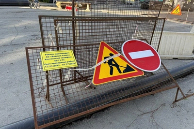 Улицу в Кургане перекопали из-за аварии на водопроводе