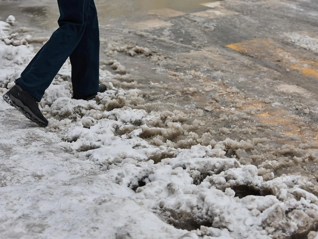 Мокрый снег приводит к образованию на дорогах Новосибирска снежной «каши». | Источник: Александр Ощепков / NGS.RU