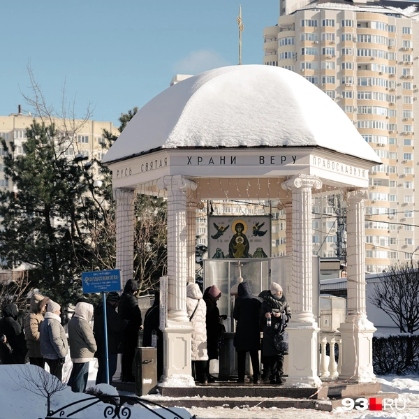 Очередь, чтобы набрать воду | Источник: Дарья Паращенко / 93.RU