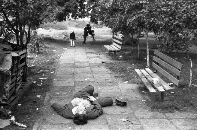Отмечать знаменательную дату можно по-разному, и кто-то не представляет ее без крепких напитков. В таком случае всегда есть риск перебрать и потерять контроль над происходящим&nbsp;— как этот новокузнечанин | Источник: russiainphoto.ru / Владимир Соколаев