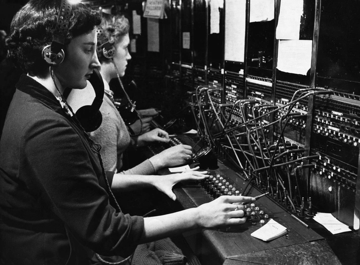 Остались только в старом кино: 8 исчезнувших профессий, которые были распространены в СССР | Источник: Hulton-Deutsch Collection/CORBIS/Corbis via Getty Images