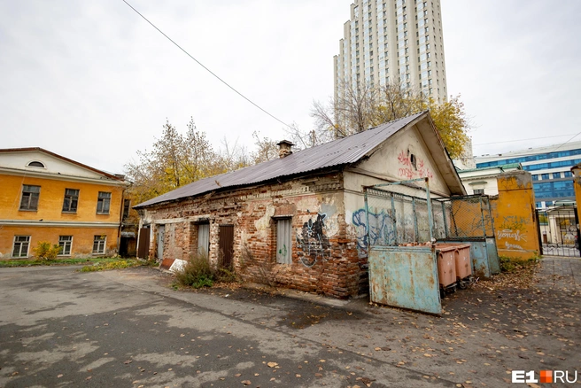 Справа — новые ворота, на которые скинулись жильцы | Источник: Владислав Лоншаков / E1.RU