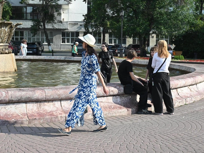 Дети купаются в фонтанах | Источник: Дмитрий Емельянов / E1.RU