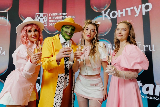 Часть гостей выбрали яркие наряды. Например, команда салона красоты «Да, красиво!» | Источник: Иван Пьяных