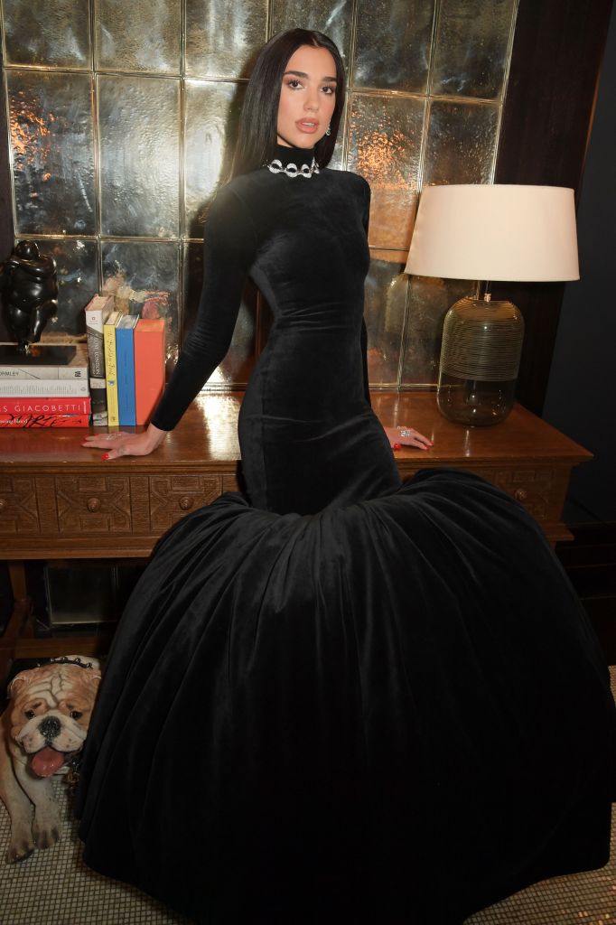 В образе черного лебедя: Дуа Липа в нуарном бархате и бриллиантах на вечеринке «Оскара»