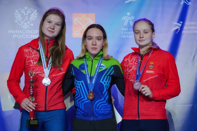 В декабре Алёна (в центре) взяла золото на чемпионате России в дистанциях на 500 и 1000 метров | Источник: Союз конькобежцев России