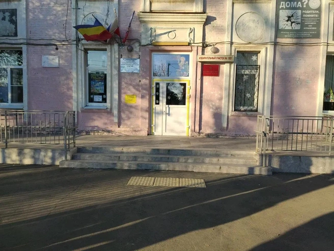 Особенно плохое состояние фасада и окон здания | Источник: «Яндекс Карты»