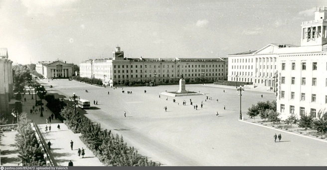 Центральная площадь в июне 1967 года. Осенью этого же года здесь поставят новый памятник Ленину | Источник: Старый Курган / Vk.com