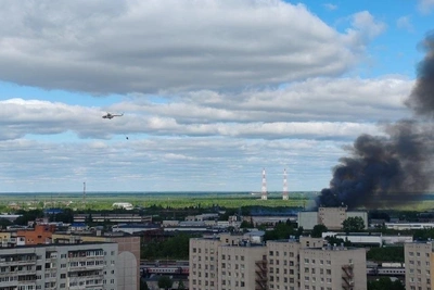 В Архангельске вертолет тушит крупный пожар на складе