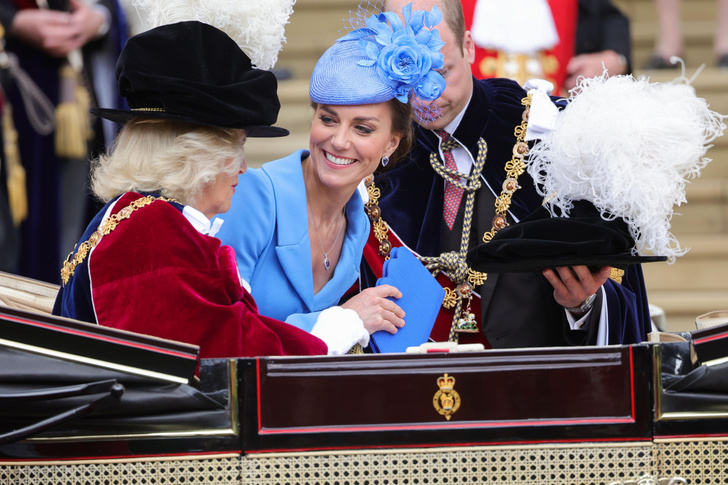 Заимствуя лучшее: Кейт Миддлтон в синем платье и туфлях, как у Меган Маркл, на церемонии Ордена Подвязки