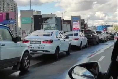 Очередь из сотен машин на АЗС «Лукойл» в Нижнем Новгороде попала на видео