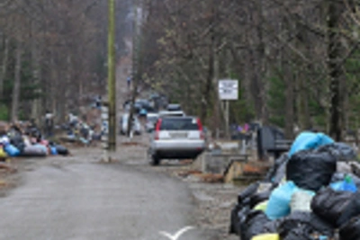 Кучи мешков и грязные туалеты на кладбищах Владивостока