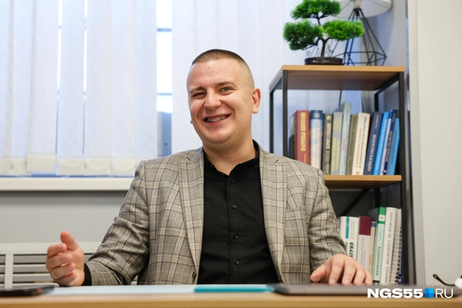 У Дениса есть чат с другими психиатрами, в котором они отправляют друг другу смешные картинки | Источник: Евгений Софийчук / NGS55.RU