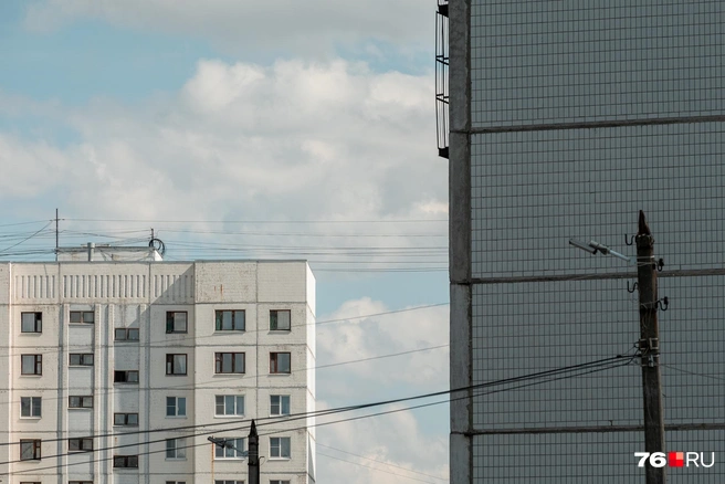 Голубое небо, белые облака. Белая панелька  | Источник: Александр Куренной / 76.RU