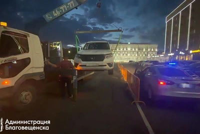 В Благовещенске эвакуируют неправильно припаркованные авто