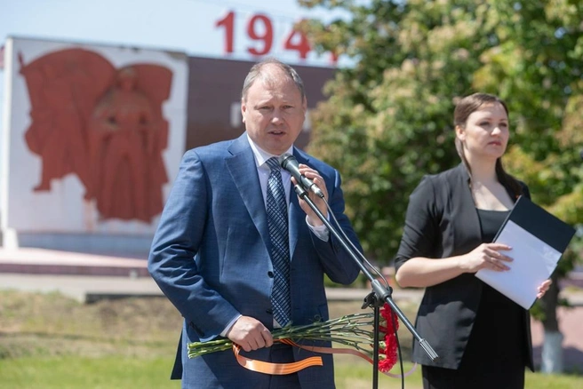 За несколько лет Ревенко вырос из паркетчика в директора — возможно, помогла удачная компания | Источник: Законодательное Собрание Ростовской области