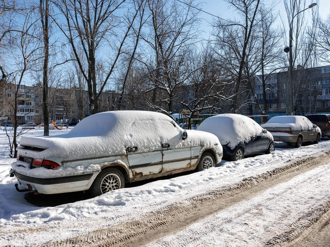Некоторые автомобили остаются засыпанными снегом. | Источник: Алексей Волхонский / V1.RU