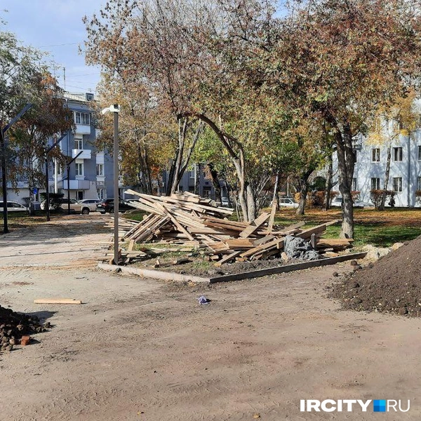 Но везде лежат кучи земли и мусора | Источник: Виктор Лучкин / «ИрСити»