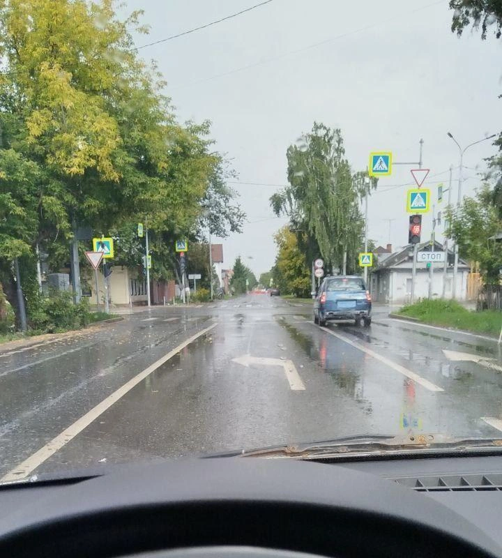 На улицу Полевую тоже заглядывал дождь. Вот фотодоказательство  | Источник: читатель 72.RU
