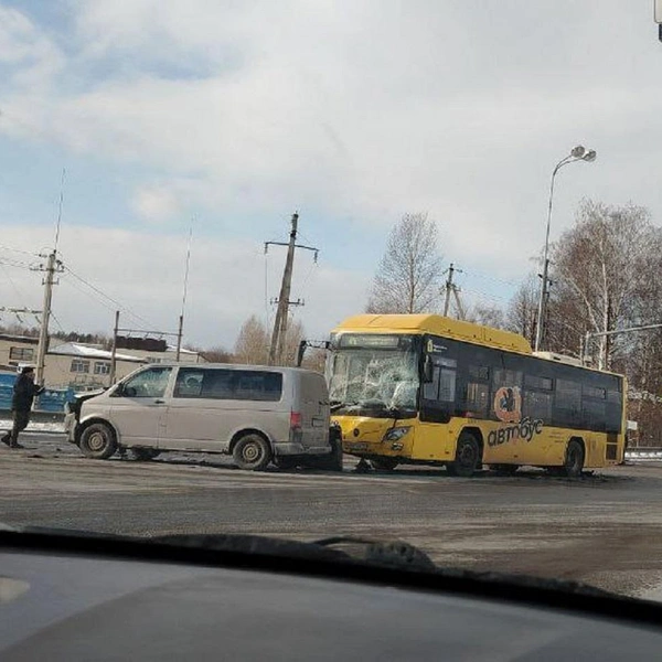 Под Ярославлем столкнулись «Газель», автобус, минивэн и легковушка | Источник: «Подслушано в Ярославле! (18+)» / Telegram