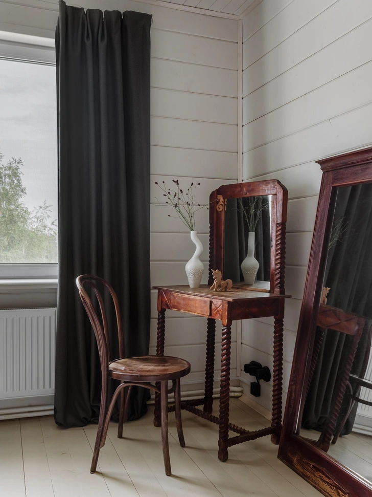 Будуарный столик, Chronosfactor. Венский стул и зеркало в резной раме, Chronosfactor. Единорог — сувенир из поездки с клубом GÉDONICA в парк «Кудыкина Гора». Ваза Izzi Decor | Источник: Ольга Шангина; стиль: Яна Яхина