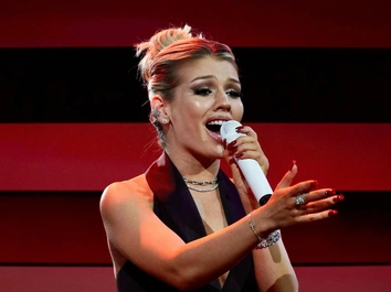 Чеботина и ее неожиданная компания: певица отдыхает в обществе сестры и исполнительницы хита Bam Bam