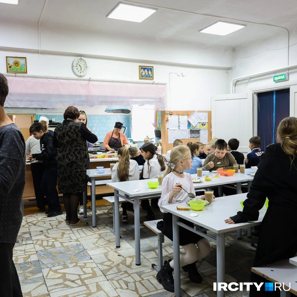 В столовой всегда многолюдно, потому что она довольно скромных размеров | Источник: Ксения Филимонова / «ИрСити»
