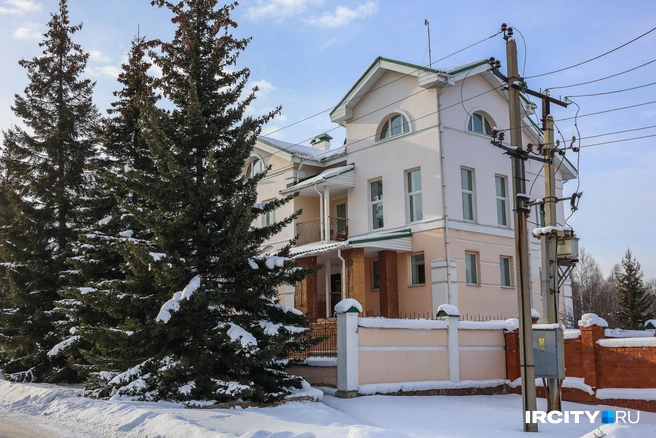 Этот дом, кстати, тоже продается. За 59 миллионов рублей | Источник: Ксения Филимонова / «ИрСити»