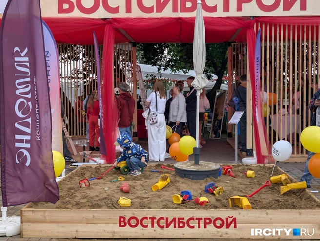 Недалеко от входа&nbsp;— большая песочница с кучей строительной техники. Можно ненадолго вернуться в детство и построить что-то из песка! | Источник: Алина Ринчино / «ИрСити»