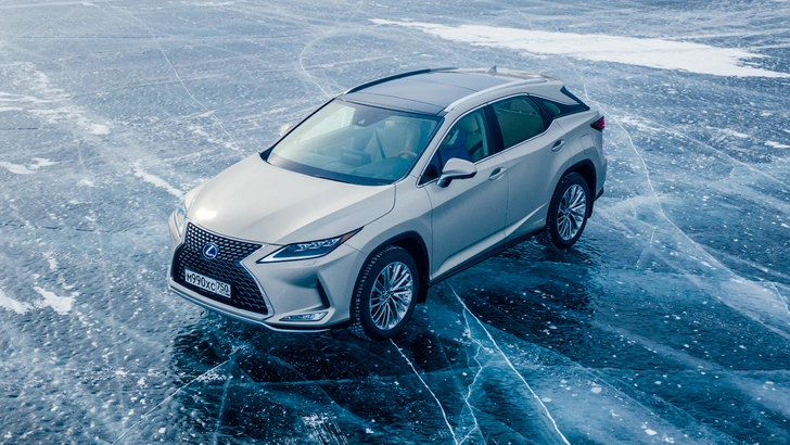 Lexus покоряет Байкал: лед, вода и медные трубы