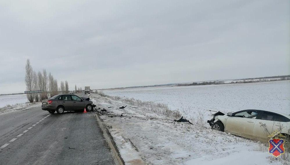 На трассе под Волгоградом столкнулись две легковых машины и КАМАЗ. Женщина-водитель погибла