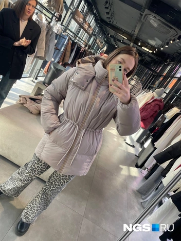 Базовый пуховик — 16 500 рублей (молочный, бежевый, жемчужный и бордовый) | Источник: Алена Золотухина / NGS.RU