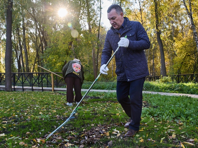 Мэр Максим Кудрявцев побывал на субботнике в «Каменке» | Источник: Александр Ощепков / NGS.RU