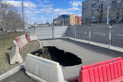 Два провала асфальта образовались на улице Пермякова в Тюмени