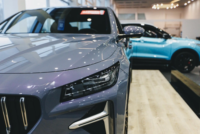 В Geely Центре на Копейском сами поставят автомобиль на учет, оформят все документы, страховку и зарегистрируют номера  | Источник: Дарья Пона 