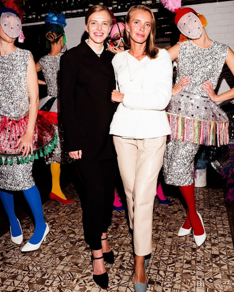Ксения Собчак и Мария Кравцова появились на модном мероприятии в одинаковых платьях
