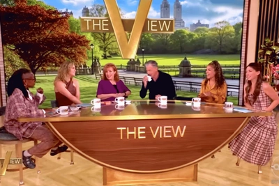 Поцелуй Джой Бехар с гостем вызвал скандал на The View
